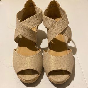Solanz Natural Shimmer Wedge Size 7 NWOT